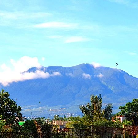 Villa Hello Kitty Kota Bunga Puncak Cinengangirang Buitenkant foto