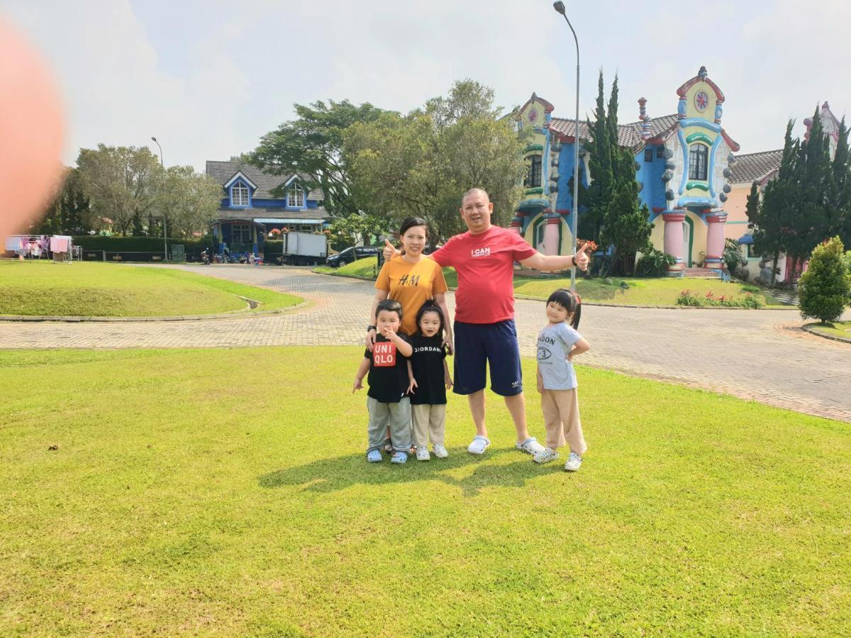 Villa Hello Kitty Kota Bunga Puncak Cinengangirang Buitenkant foto