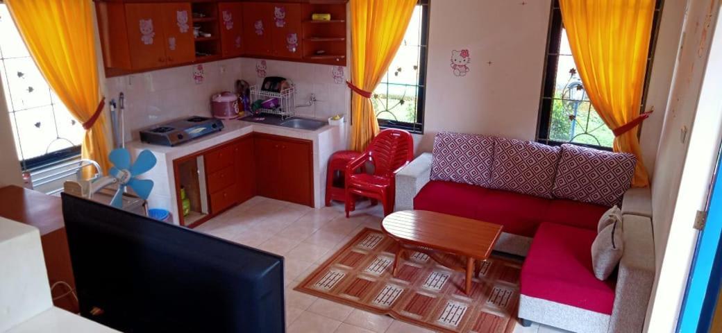 Villa Hello Kitty Kota Bunga Puncak Cinengangirang Buitenkant foto