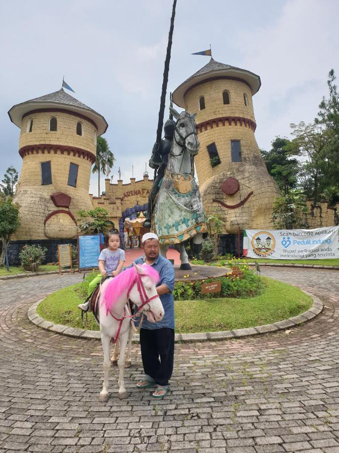 Villa Hello Kitty Kota Bunga Puncak Cinengangirang Buitenkant foto