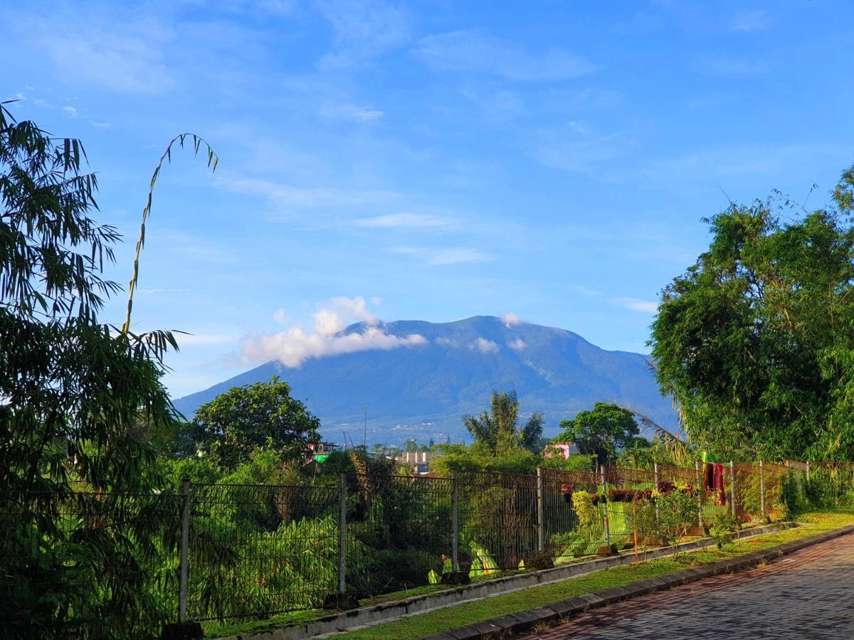 Villa Hello Kitty Kota Bunga Puncak Cinengangirang Buitenkant foto
