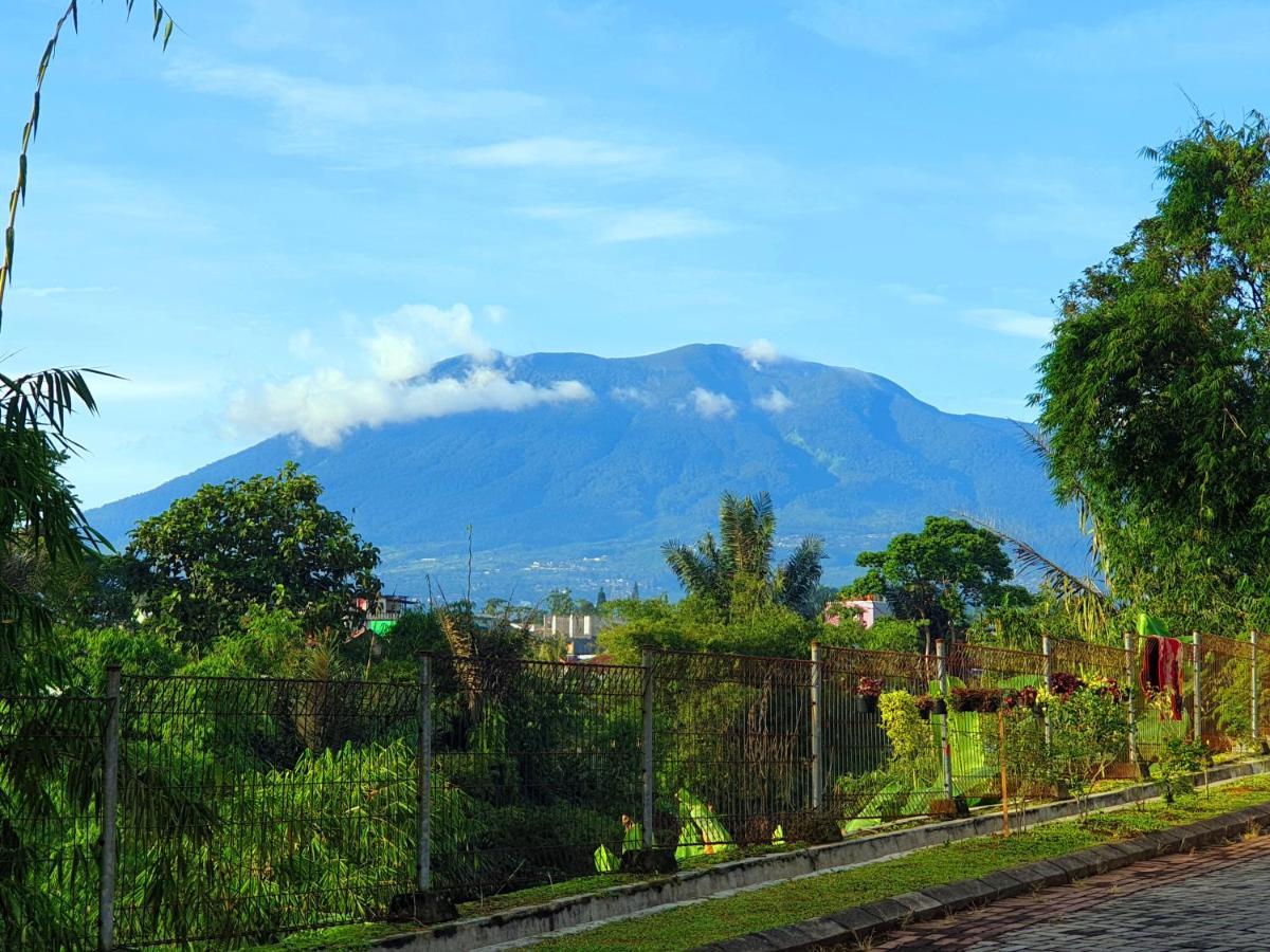 Villa Hello Kitty Kota Bunga Puncak Cinengangirang Buitenkant foto