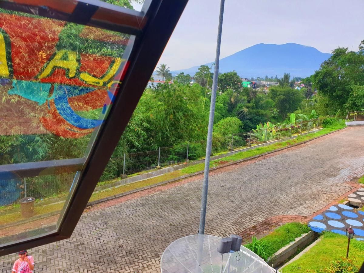 Villa Hello Kitty Kota Bunga Puncak Cinengangirang Buitenkant foto