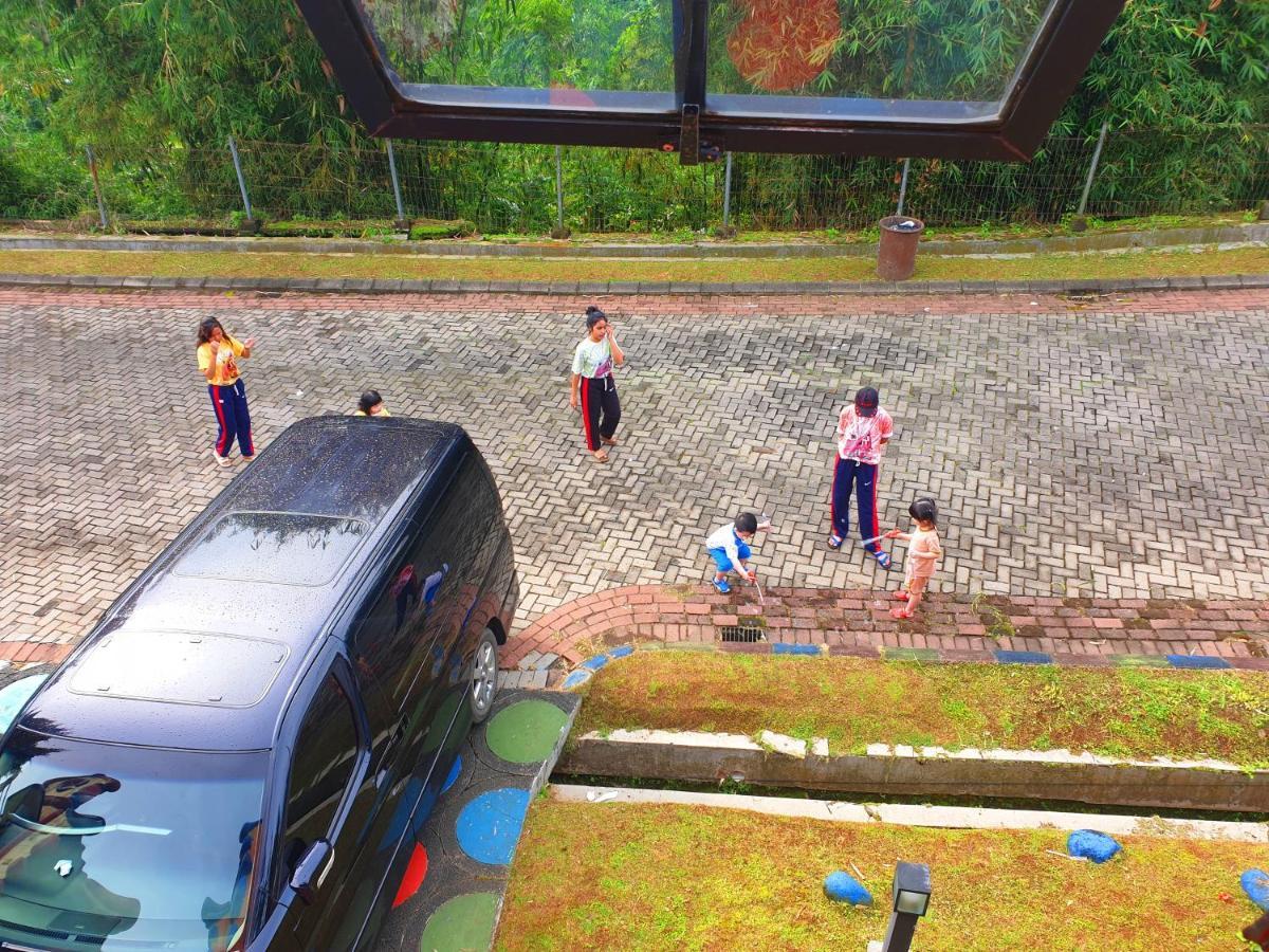 Villa Hello Kitty Kota Bunga Puncak Cinengangirang Buitenkant foto