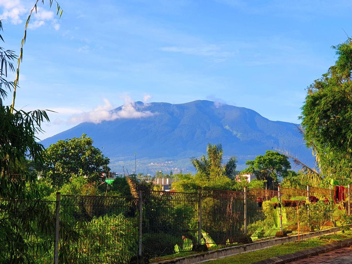 Villa Hello Kitty Kota Bunga Puncak Cinengangirang Buitenkant foto