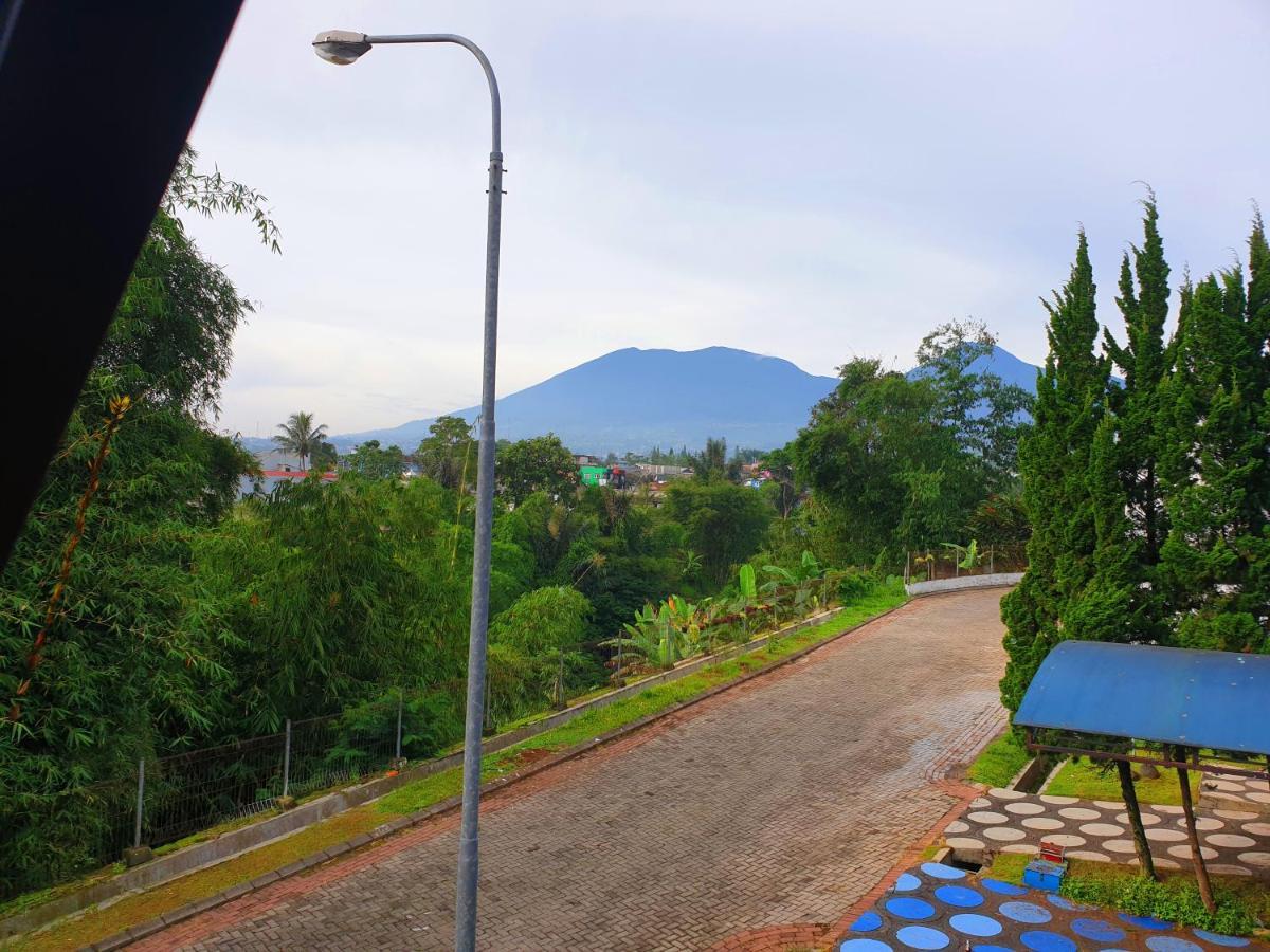 Villa Hello Kitty Kota Bunga Puncak Cinengangirang Buitenkant foto