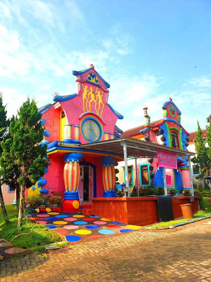 Villa Hello Kitty Kota Bunga Puncak Cinengangirang Buitenkant foto