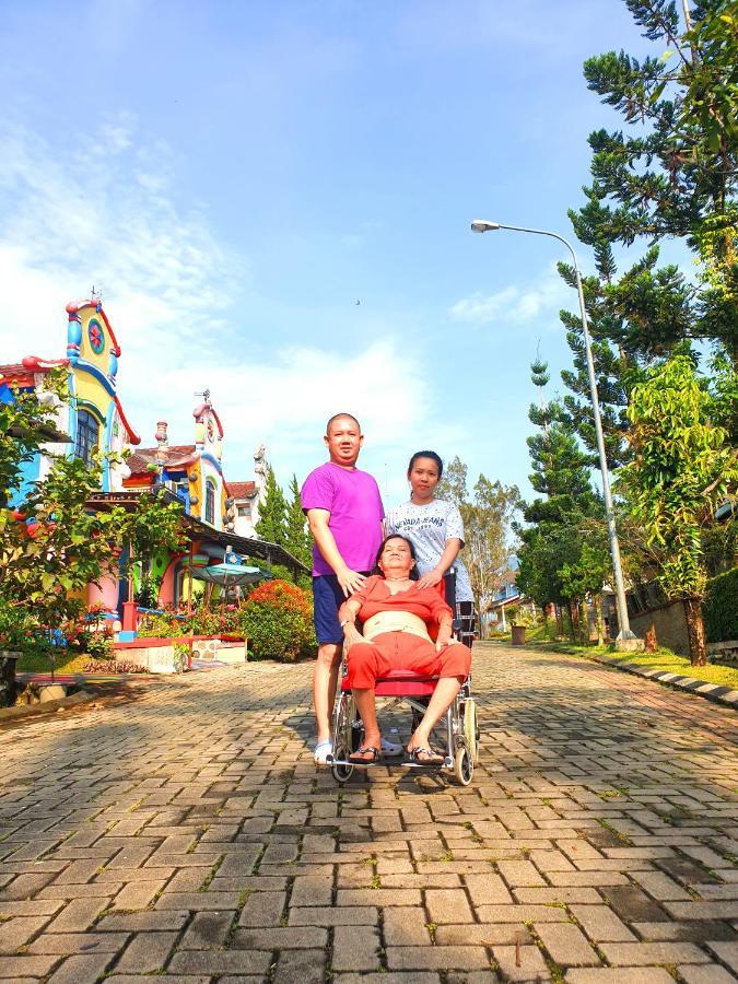 Villa Hello Kitty Kota Bunga Puncak Cinengangirang Buitenkant foto