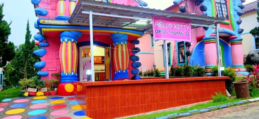 Villa Hello Kitty Kota Bunga Puncak Cinengangirang Buitenkant foto