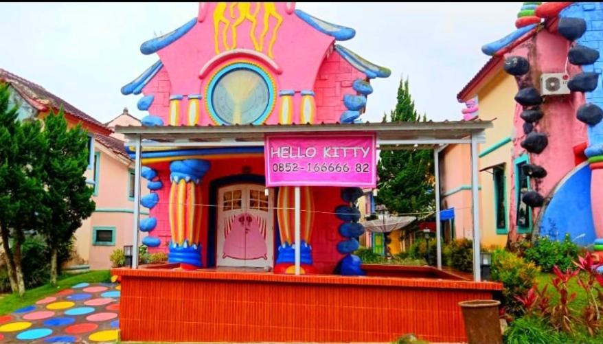Villa Hello Kitty Kota Bunga Puncak Cinengangirang Buitenkant foto