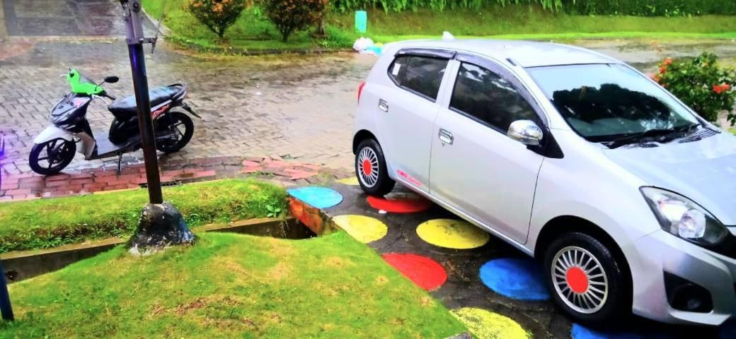 Villa Hello Kitty Kota Bunga Puncak Cinengangirang Buitenkant foto