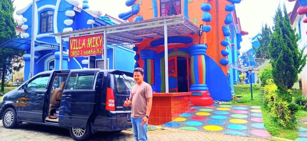 Villa Hello Kitty Kota Bunga Puncak Cinengangirang Buitenkant foto