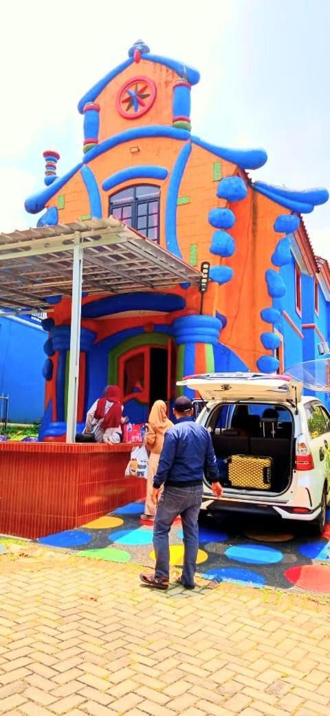 Villa Hello Kitty Kota Bunga Puncak Cinengangirang Buitenkant foto