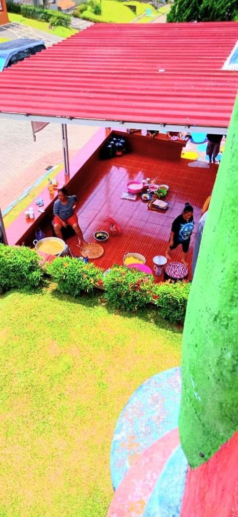 Villa Hello Kitty Kota Bunga Puncak Cinengangirang Buitenkant foto