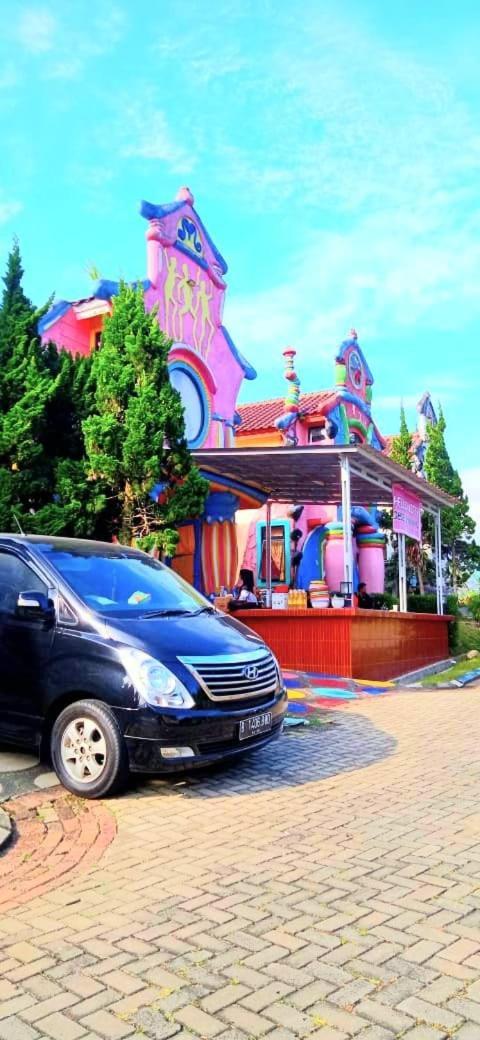 Villa Hello Kitty Kota Bunga Puncak Cinengangirang Buitenkant foto