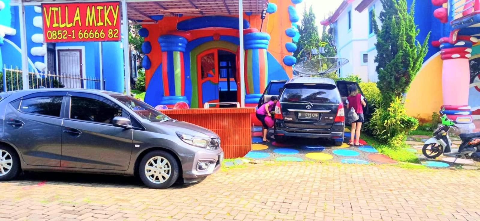 Villa Hello Kitty Kota Bunga Puncak Cinengangirang Buitenkant foto