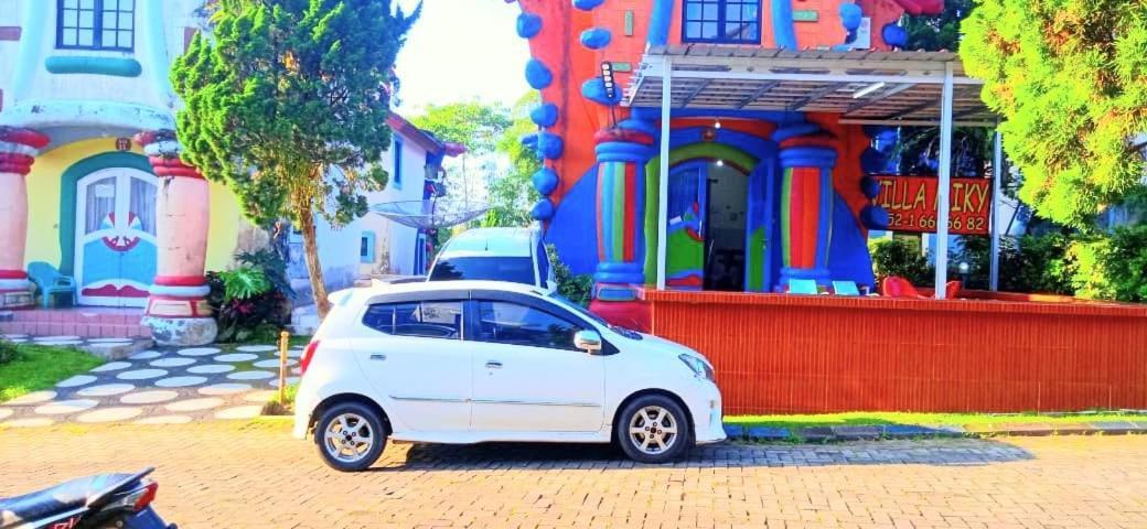 Villa Hello Kitty Kota Bunga Puncak Cinengangirang Buitenkant foto