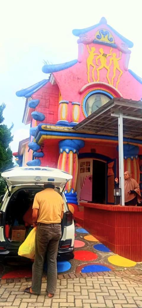 Villa Hello Kitty Kota Bunga Puncak Cinengangirang Buitenkant foto