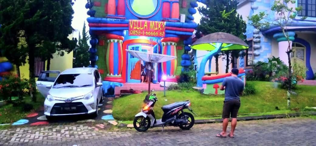 Villa Hello Kitty Kota Bunga Puncak Cinengangirang Buitenkant foto