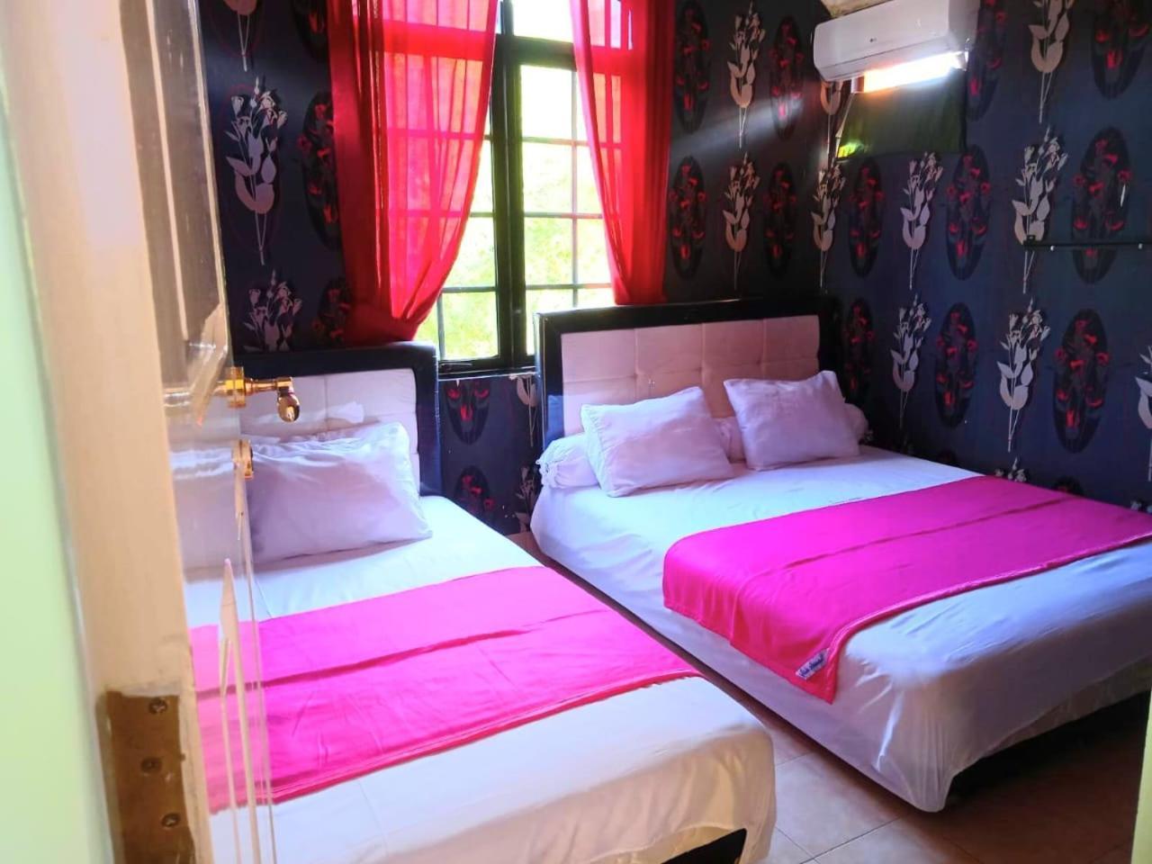 Villa Hello Kitty Kota Bunga Puncak Cinengangirang Buitenkant foto