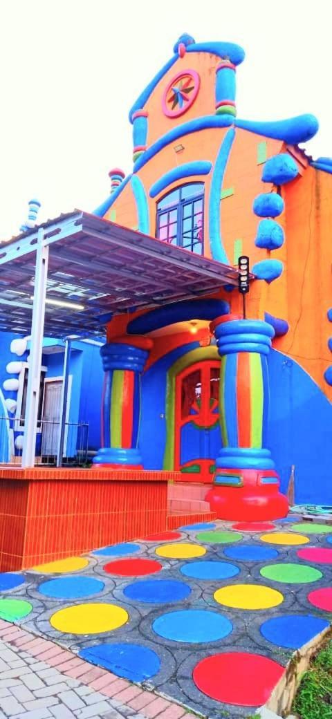 Villa Hello Kitty Kota Bunga Puncak Cinengangirang Buitenkant foto