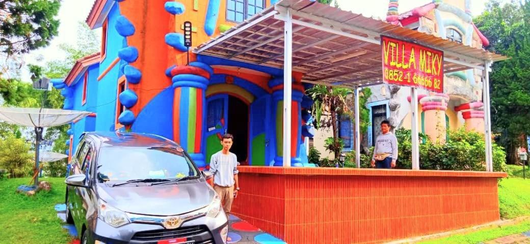 Villa Hello Kitty Kota Bunga Puncak Cinengangirang Buitenkant foto