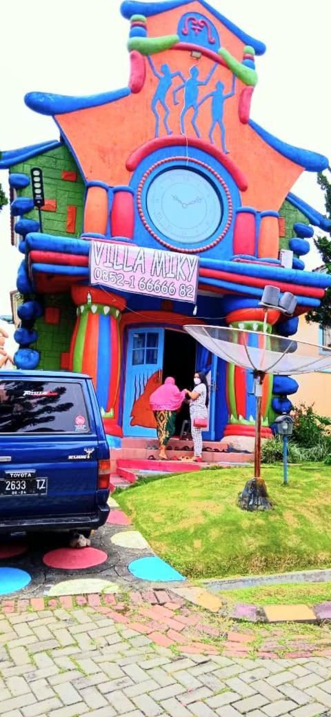 Villa Hello Kitty Kota Bunga Puncak Cinengangirang Buitenkant foto