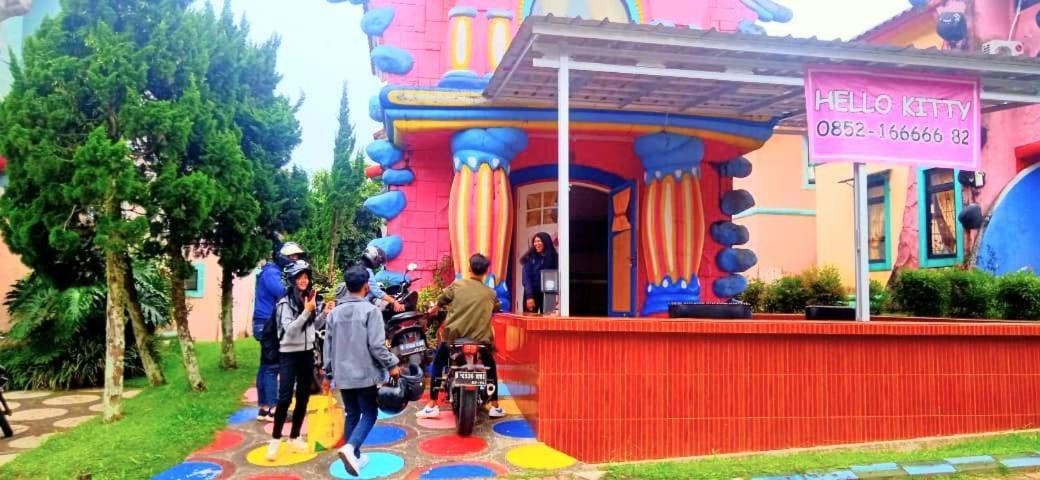 Villa Hello Kitty Kota Bunga Puncak Cinengangirang Buitenkant foto