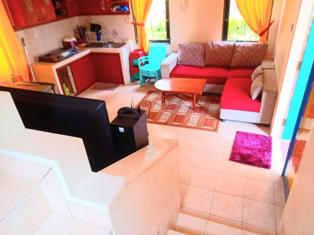 Villa Hello Kitty Kota Bunga Puncak Cinengangirang Buitenkant foto