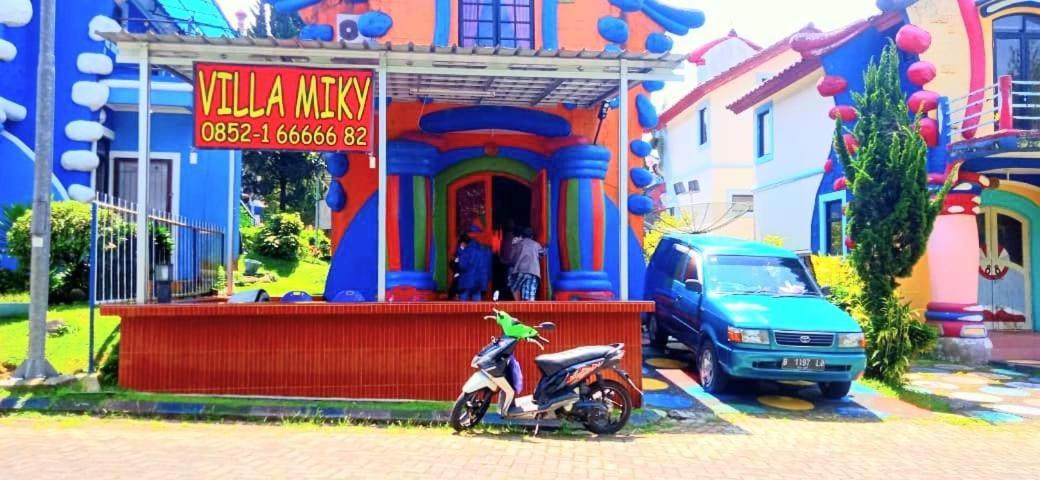 Villa Hello Kitty Kota Bunga Puncak Cinengangirang Buitenkant foto