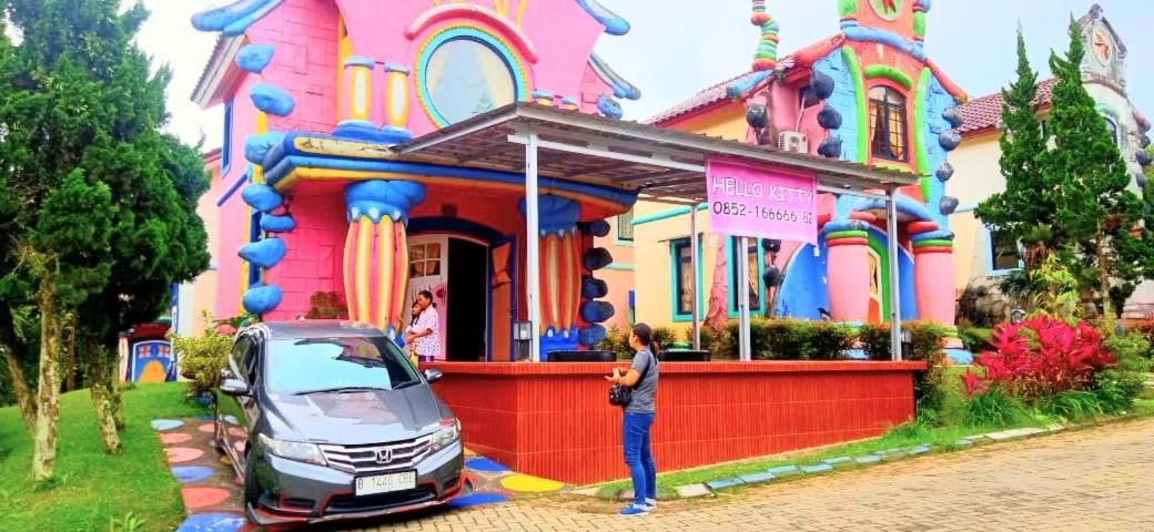 Villa Hello Kitty Kota Bunga Puncak Cinengangirang Buitenkant foto