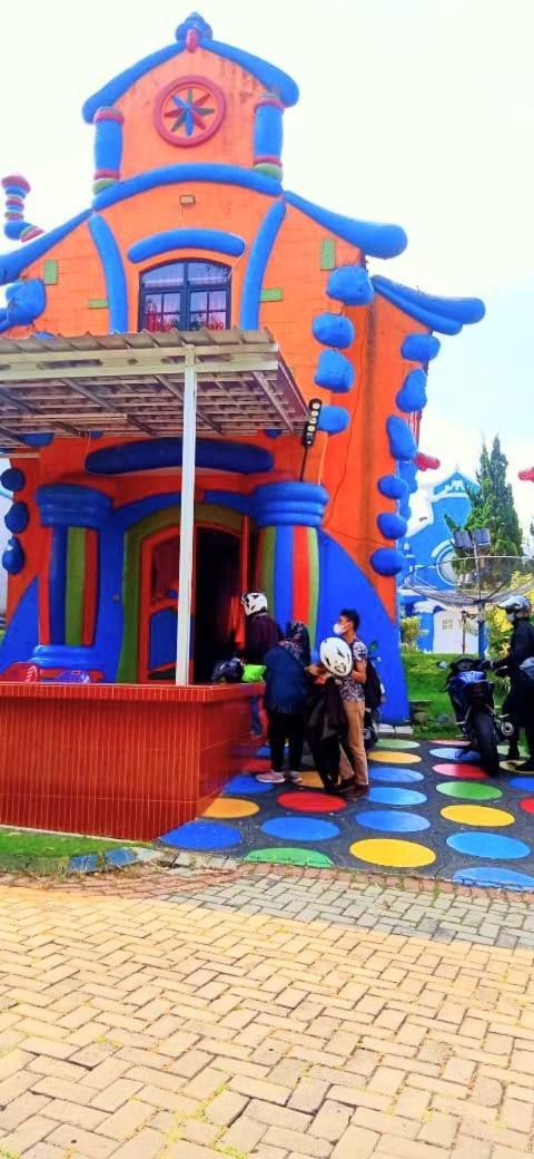 Villa Hello Kitty Kota Bunga Puncak Cinengangirang Buitenkant foto