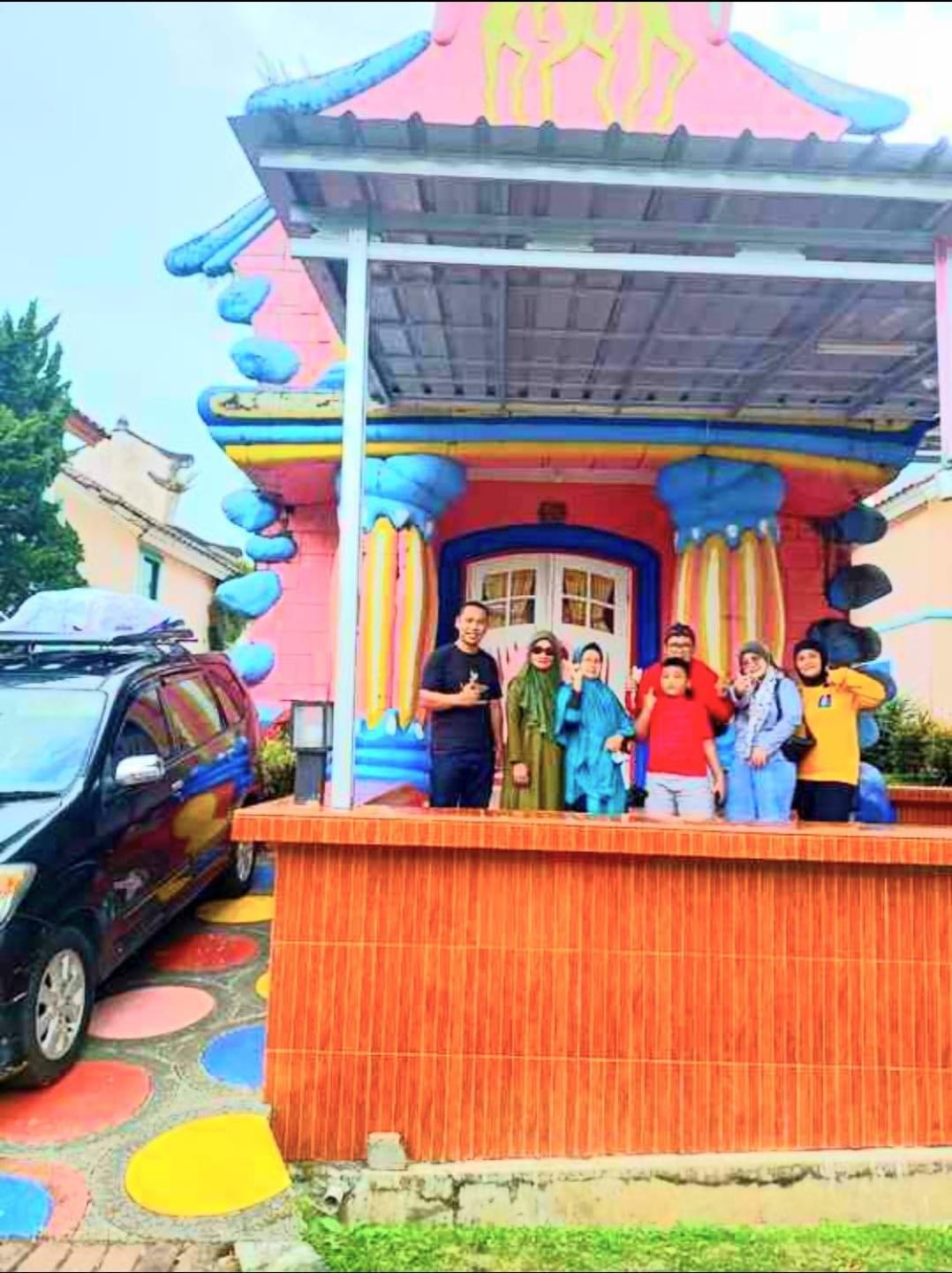 Villa Hello Kitty Kota Bunga Puncak Cinengangirang Buitenkant foto