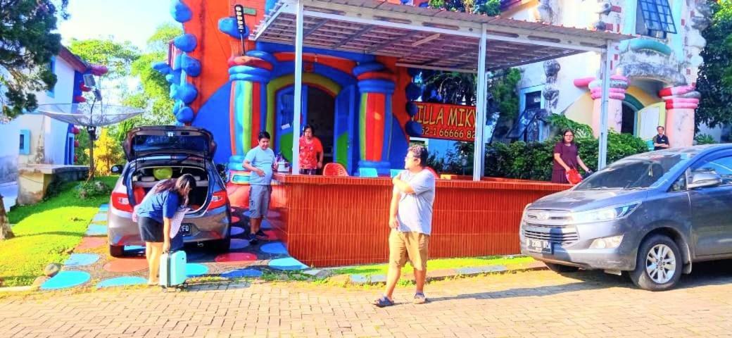 Villa Hello Kitty Kota Bunga Puncak Cinengangirang Buitenkant foto