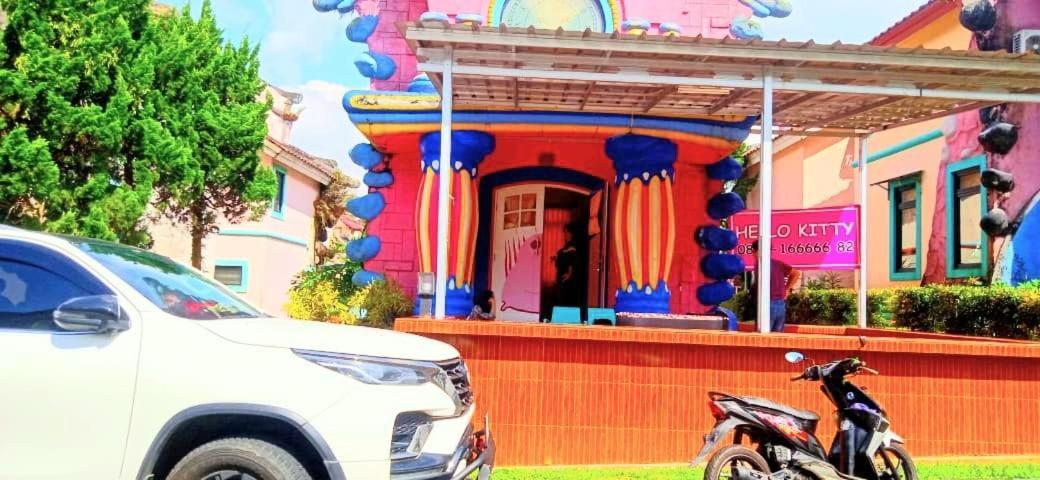 Villa Hello Kitty Kota Bunga Puncak Cinengangirang Buitenkant foto