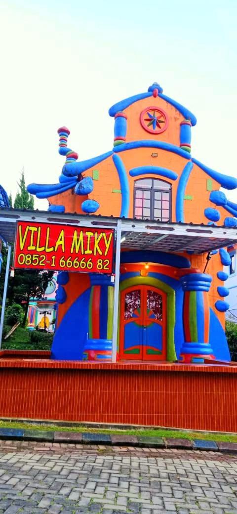 Villa Hello Kitty Kota Bunga Puncak Cinengangirang Buitenkant foto