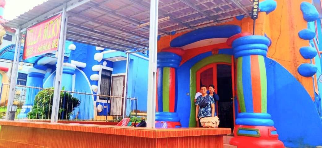 Villa Hello Kitty Kota Bunga Puncak Cinengangirang Buitenkant foto