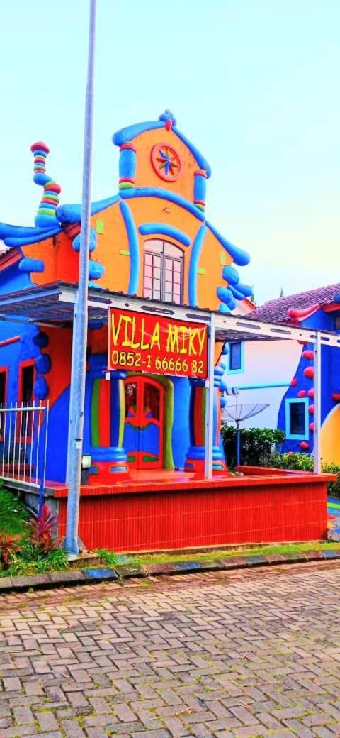 Villa Hello Kitty Kota Bunga Puncak Cinengangirang Buitenkant foto