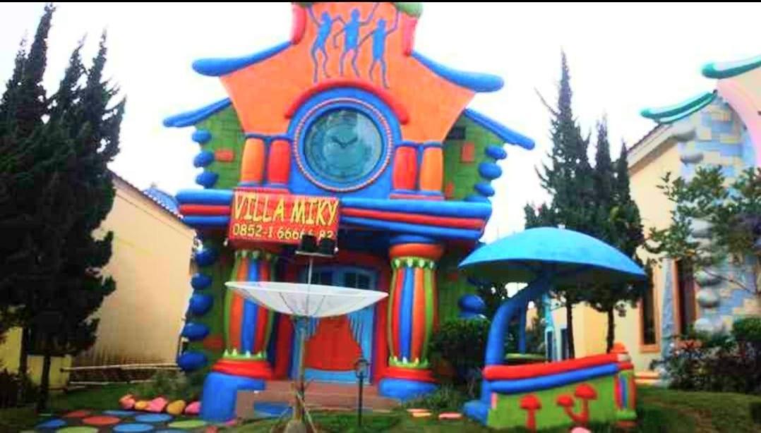 Villa Hello Kitty Kota Bunga Puncak Cinengangirang Buitenkant foto
