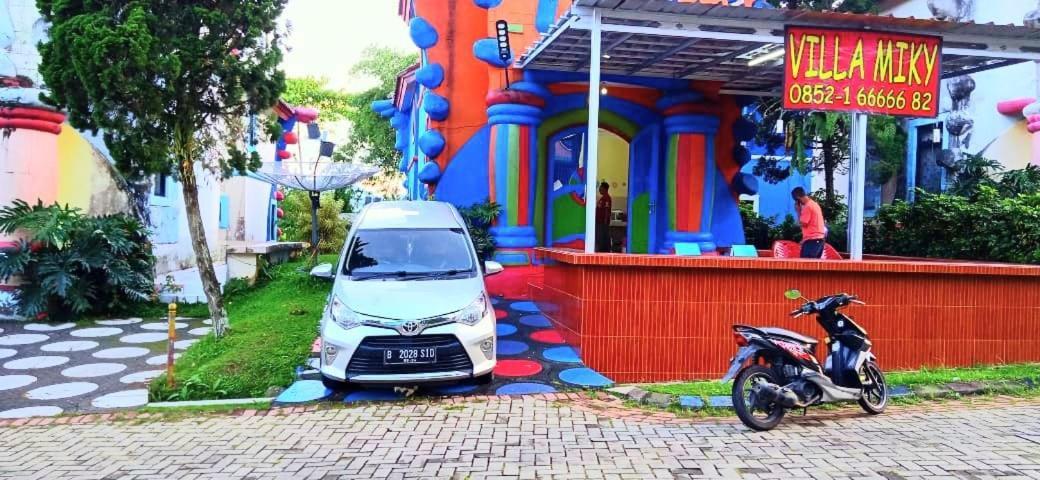 Villa Hello Kitty Kota Bunga Puncak Cinengangirang Buitenkant foto
