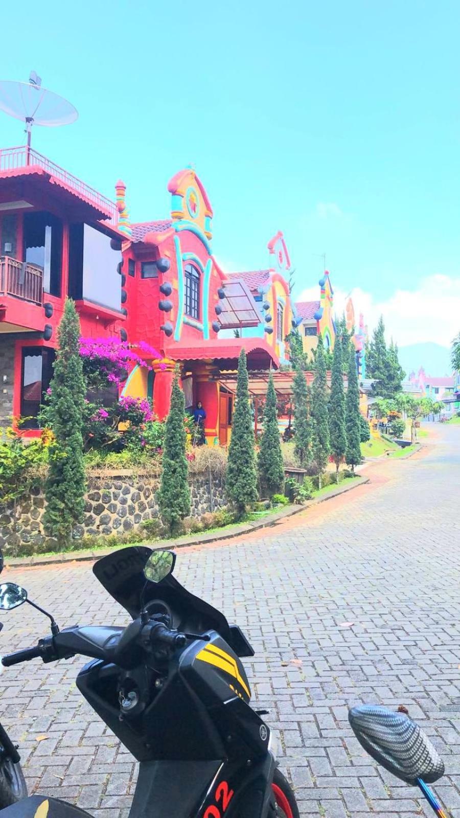Villa Hello Kitty Kota Bunga Puncak Cinengangirang Buitenkant foto