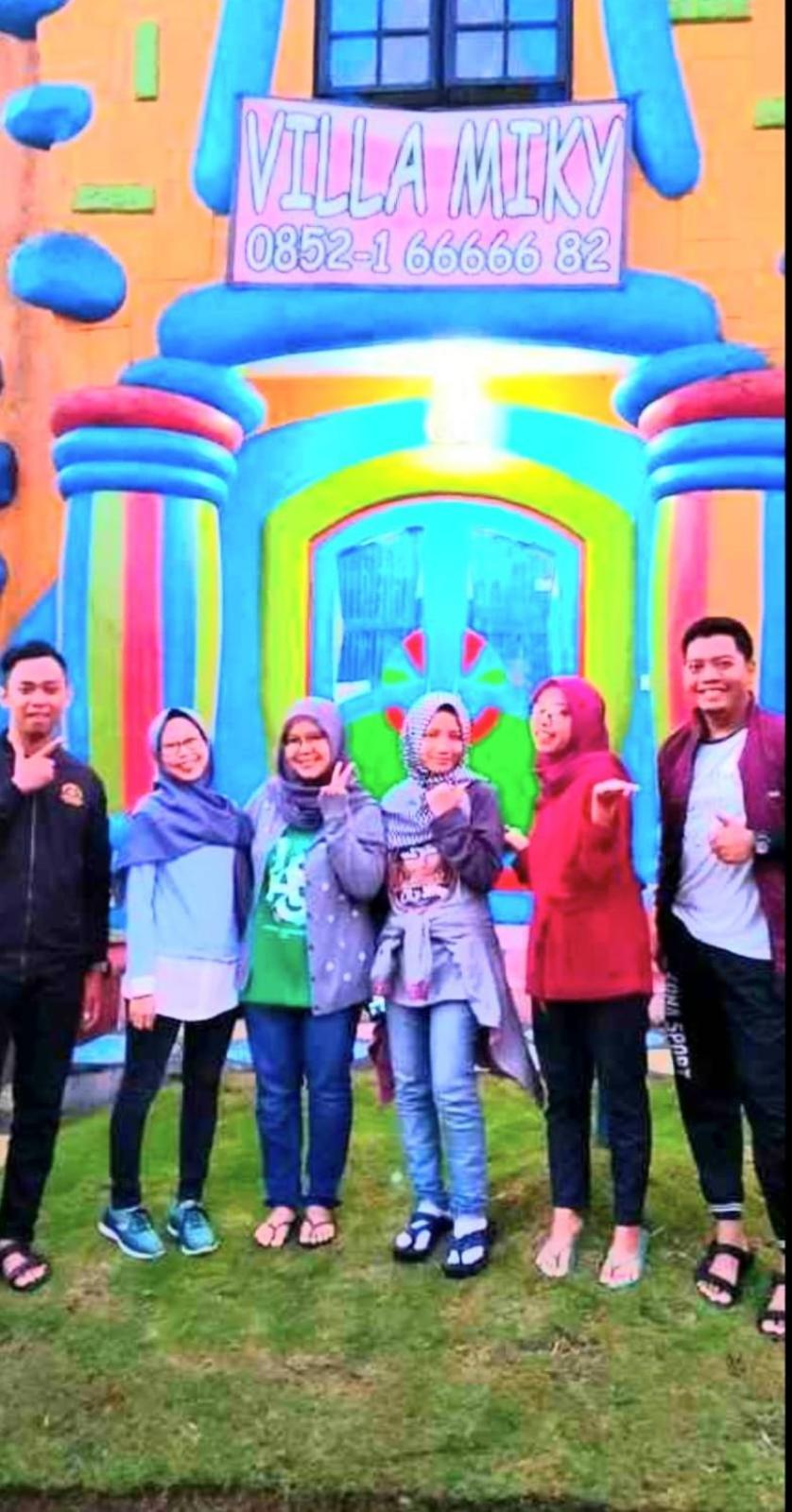 Villa Hello Kitty Kota Bunga Puncak Cinengangirang Buitenkant foto