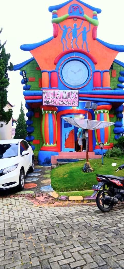 Villa Hello Kitty Kota Bunga Puncak Cinengangirang Buitenkant foto